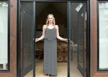 Screen Doors 101: Why Install a Retractable Screen Door?
